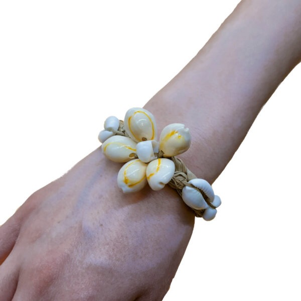 Schelpenarmband met gele bloem