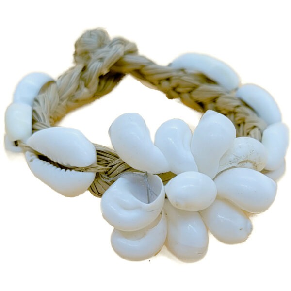 Schelpenarmband met witte bloem