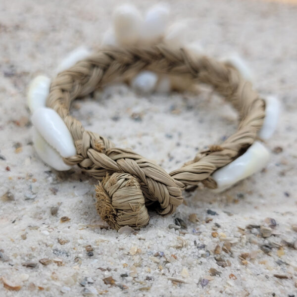 Schelpenarmband met witte bloem