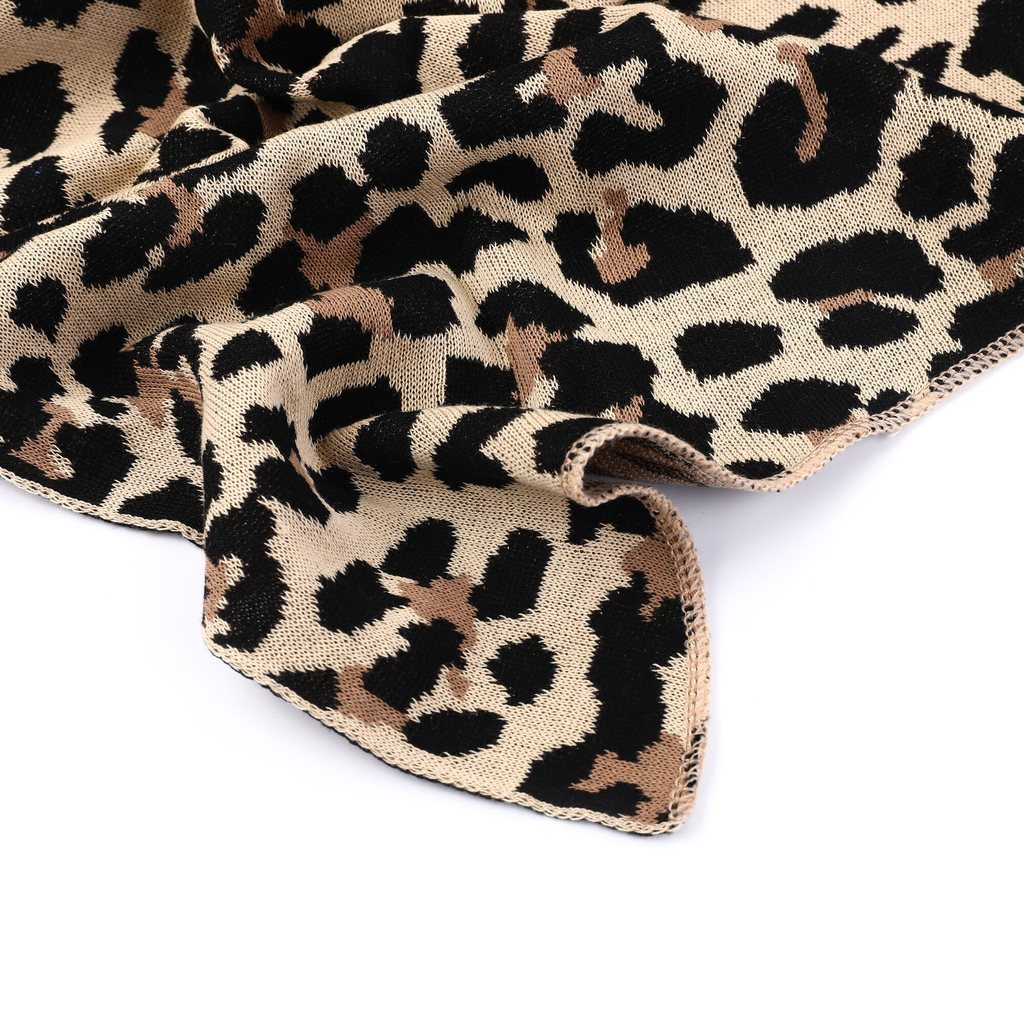 Gebreide sjaal met luipaard motief (camel) 2 Gebreide sjaal met luipaard motief (camel)