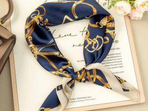 Vierkante sjaal gouden riemen motief (blauw)