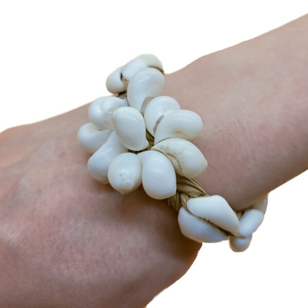 Schelpenarmband met witte bloem