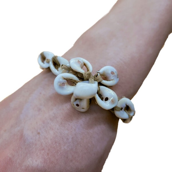 schelpenarmband bloem met kleine schelpen